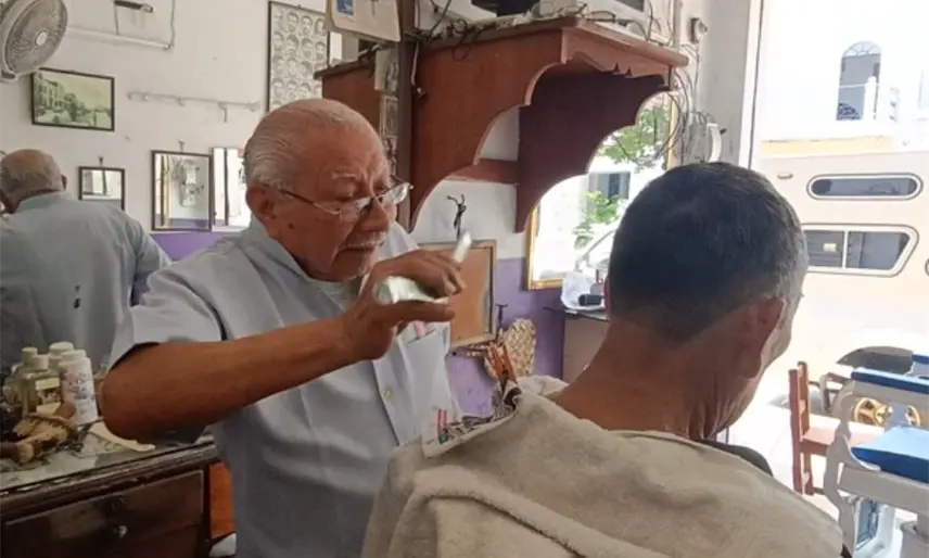 A sus 78 años don Pedrito se consolida como uno de los decanos de la peluquería en Tabasco