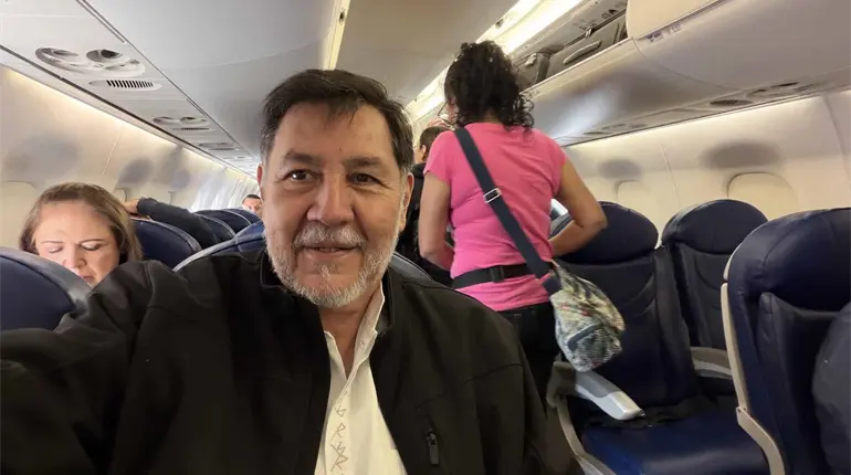 "Corrupto", pasajeros increpan a Noro&ntilde;a en el AICM