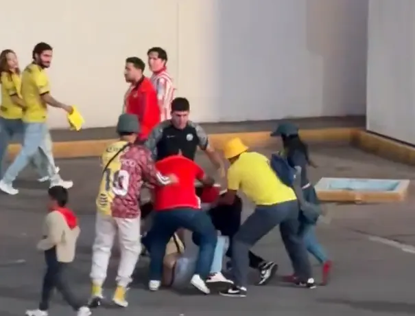 Aficionados de América y Chivas protagonizaron una riña al término del Clásico Nacional