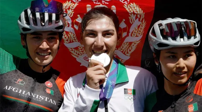 Fariba Hashimi, la ciclista que se disfrazaba de hombre para entrenar y que ahora gan&oacute; plata en Juegos Asi&aacute;ticos