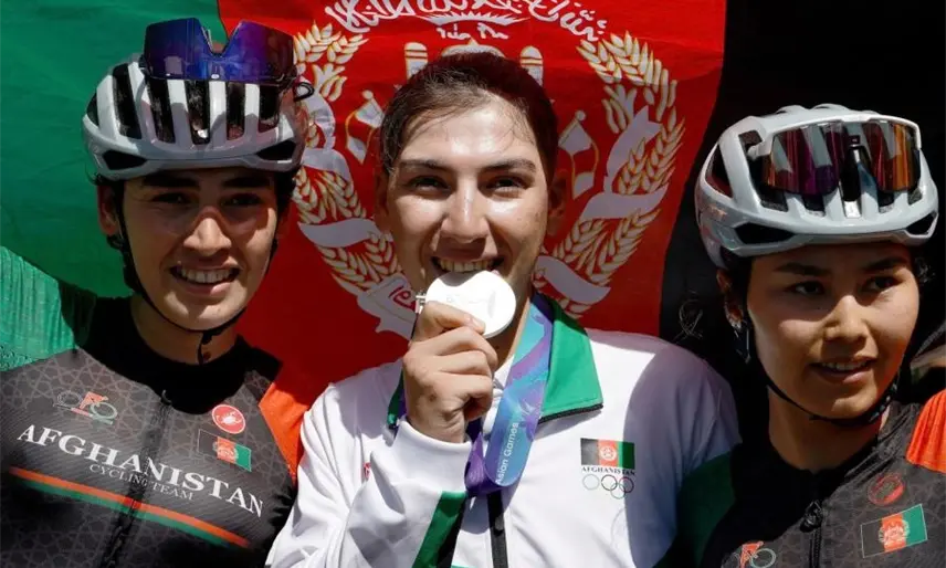 Fariba Hashimi, la ciclista que se disfrazaba de hombre para entrenar y que ahora ganó plata en Juegos Asiáticos