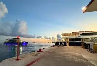 Chocan ferries de Ultramar y Xcaret en Cozumel