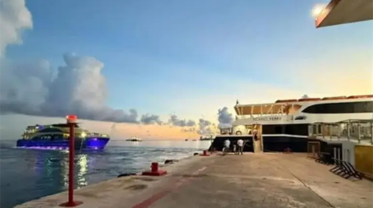 Chocan ferries de Ultramar y Xcaret en Cozumel