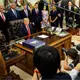 Fox News, ABC, CBS y NBC suspenden cobertura de eventos de Trump tras veto a medios