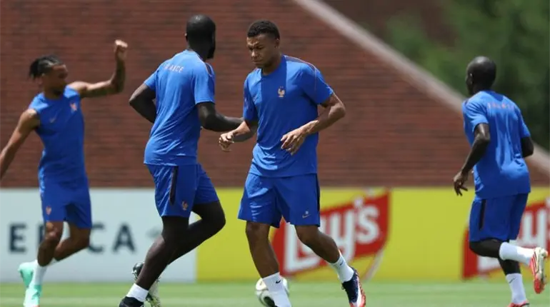 Mbapp&eacute; fue baja del entrenamiento del martes con Francia por un cuadro gripal