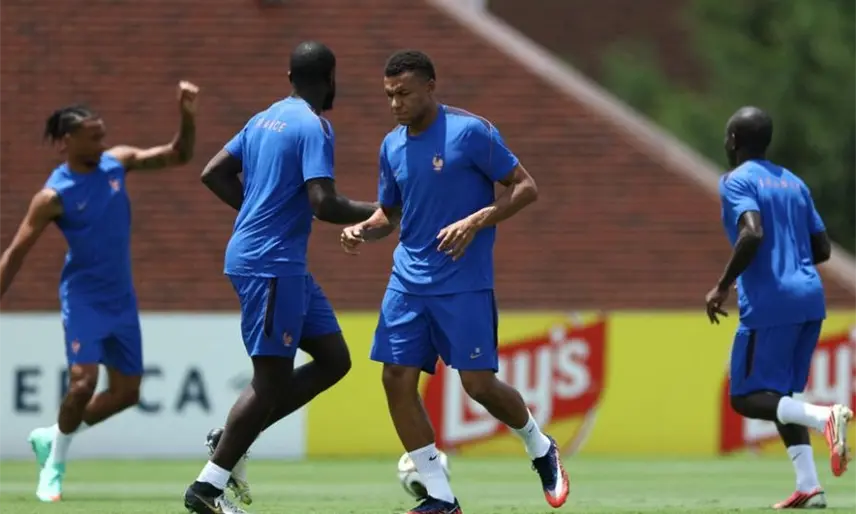 Mbappé fue baja del entrenamiento del martes con Francia por un cuadro gripal