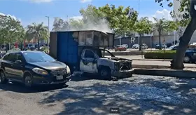 Se incendia camioneta de recolecci&oacute;n de basura en Prolongaci&oacute;n de 27 de Febrero