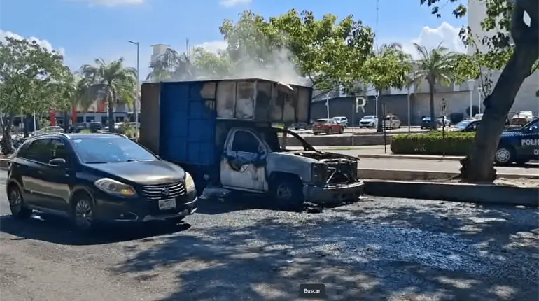 Se incendia camioneta de recolecci&oacute;n de basura en Prolongaci&oacute;n de 27 de Febrero