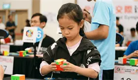 Ni&ntilde;a china de 6 a&ntilde;os rompe r&eacute;cord mundial de cubo de Rubik