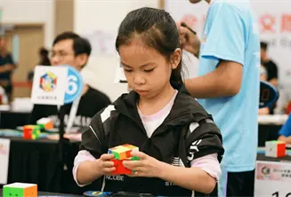 Ni&ntilde;a china de 6 a&ntilde;os rompe r&eacute;cord mundial de cubo de Rubik