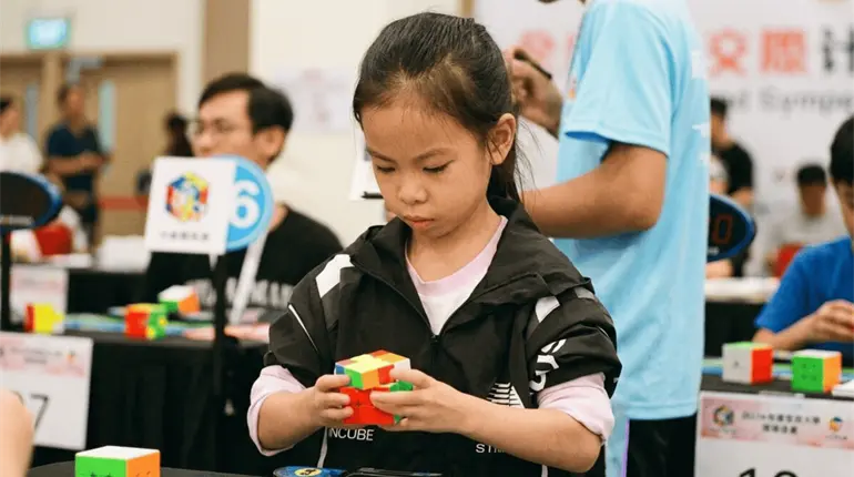 Ni&ntilde;a china de 6 a&ntilde;os rompe r&eacute;cord mundial de cubo de Rubik