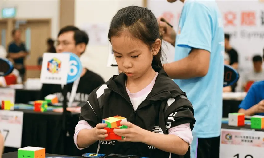 Niña china de 6 años rompe récord mundial de cubo de Rubik