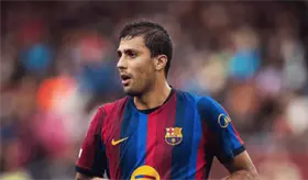 El nuevo mediocampista del FC Barcelona, Rodri Hern&aacute;ndez, pide apoyo a polic&iacute;as tras ser seguido por aficionados en Madrid