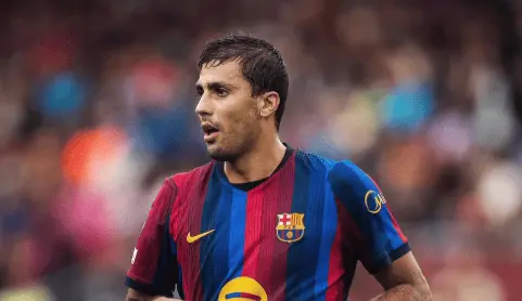 El nuevo mediocampista del FC Barcelona, Rodri Hern&aacute;ndez, pide apoyo a polic&iacute;as tras ser seguido por aficionados en Madrid