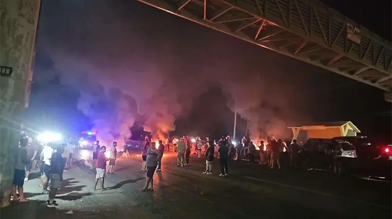 Hartos de apagones, vecinos del fraccionamiento El Encanto bloquearon anoche la Teapa-Villahermosa