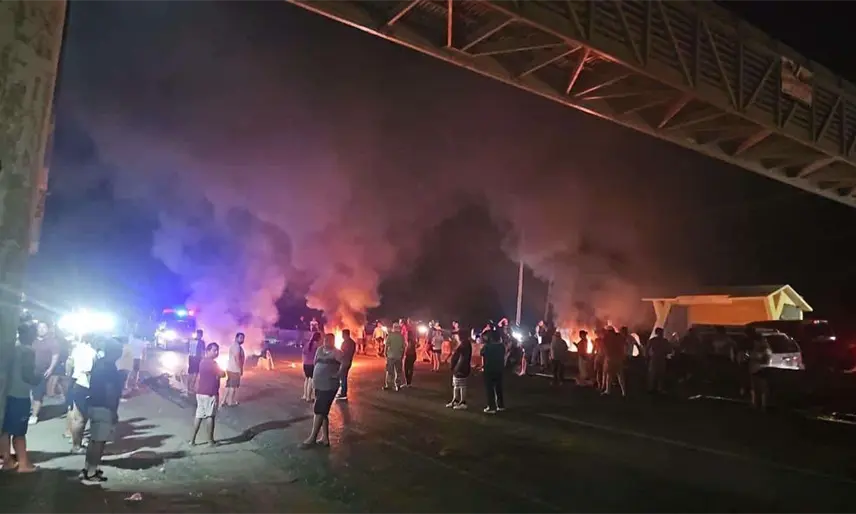 Hartos de apagones, vecinos del fraccionamiento El Encanto bloquearon anoche la Teapa-Villahermosa