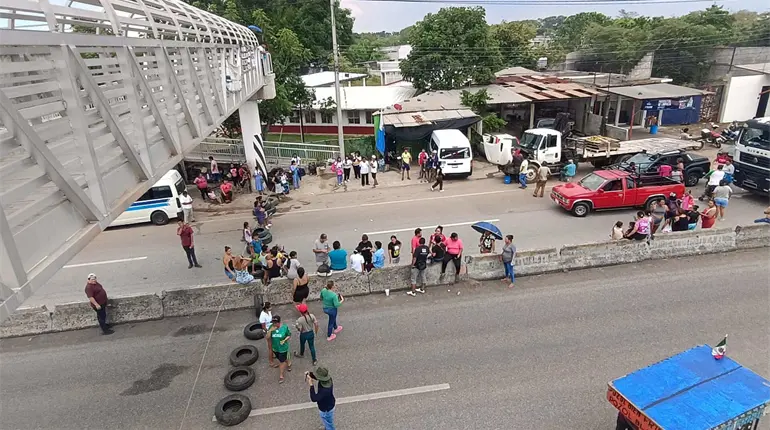 Por segundo d&iacute;a consecutivo bloquean la carretera Villahermosa-Teapa