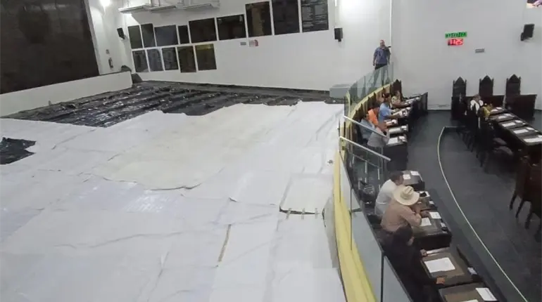 Sesiona Congreso local sin p&uacute;blico por sustituci&oacute;n de 370 butacas en el sal&oacute;n de plenos