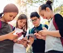 El 81% de los ciudadanos apoya poner l&iacute;mites al celular durante la jornada escolar: Poligrama