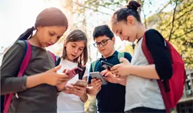 El 81% de los ciudadanos apoya poner l&iacute;mites al celular durante la jornada escolar: Poligrama