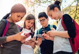 El 81% de los ciudadanos apoya poner l&iacute;mites al celular durante la jornada escolar: Poligrama