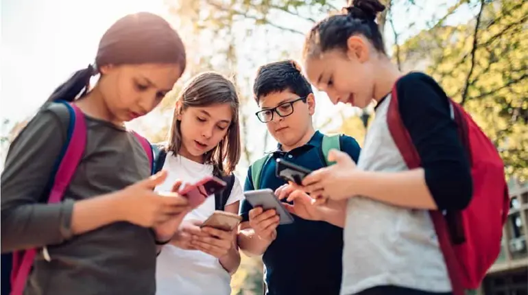 El 81% de los ciudadanos apoya poner l&iacute;mites al celular durante la jornada escolar: Poligrama
