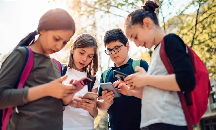El 81% de los ciudadanos apoya poner límites al celular durante la jornada escolar: Poligrama