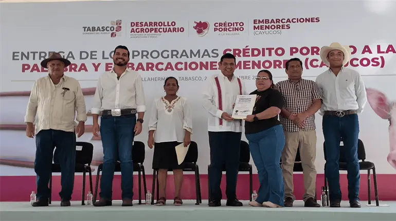 Entrega gobierno cerdos y cayucos en beneficio de 210 beneficiarios