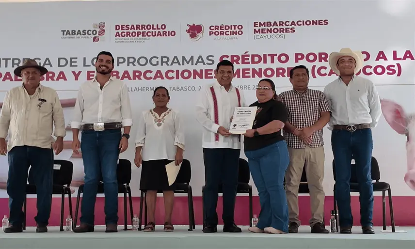 Entrega gobierno cerdos y cayucos en beneficio de 210 beneficiarios