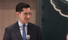 Roberto Velasco tilda de "retr&oacute;gradas" cr&iacute;ticas por su participaci&oacute;n en Grupo N&uacute;cleo LGBT+ de la ONU