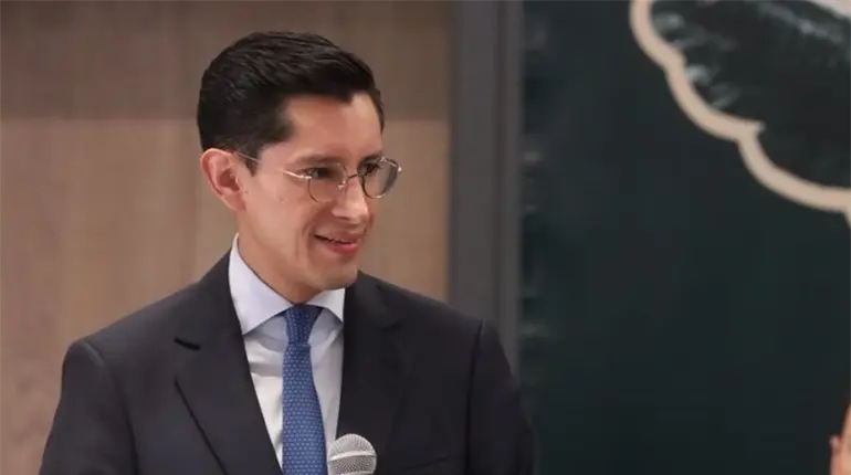 Roberto Velasco tilda de "retr&oacute;gradas" cr&iacute;ticas por su participaci&oacute;n en Grupo N&uacute;cleo LGBT+ de la ONU