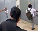 Estudiantes protestan y patean port&oacute;n del plantel 35 de C&aacute;rdenas; los dejaron afuera por llevar cabello largo