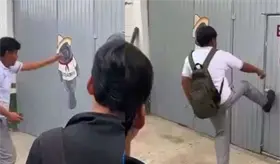 Estudiantes protestan y patean port&oacute;n del plantel 35 de C&aacute;rdenas; los dejaron afuera por llevar cabello largo