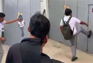 Estudiantes protestan y patean port&oacute;n del plantel 35 de C&aacute;rdenas; los dejaron afuera por llevar cabello largo