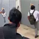 Estudiantes protestan y patean port&oacute;n del plantel 35 de C&aacute;rdenas; los dejaron afuera por llevar cabello largo