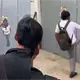 Estudiantes protestan y patean port&oacute;n del plantel 35 de C&aacute;rdenas; los dejaron afuera por llevar cabello largo