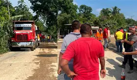 Tras 2 d&iacute;as de protesta contra unidades pesadas, habitantes de Cuatro Caminos, Huimanguillo levantan bloqueo