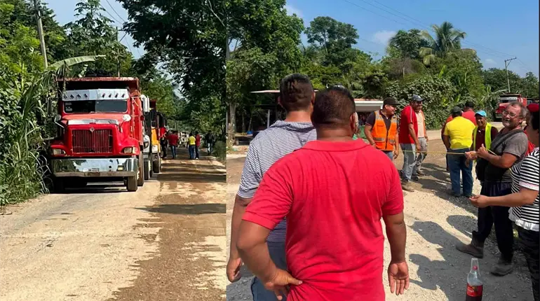 Tras 2 d&iacute;as de protesta contra unidades pesadas, habitantes de Cuatro Caminos, Huimanguillo levantan bloqueo