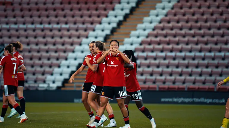 La mexicana Rebeca Bernal se estrena como goleadora del Manchester United Femenil con un doblete