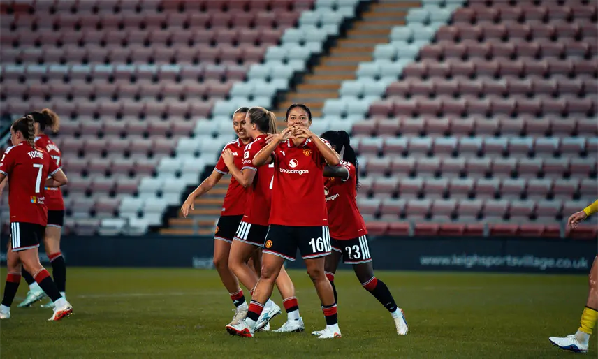 La mexicana Rebeca Bernal se estrena como goleadora del Manchester United Femenil con un doblete