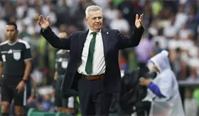 Erik Lira podr&iacute;a jugar tranquilamente en Europa: Javier Aguirre