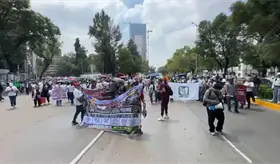 Trabajadores y jubilados del IMSS se manifiestan en CDMX, para exigir abasto de insumos y aumento salarial
