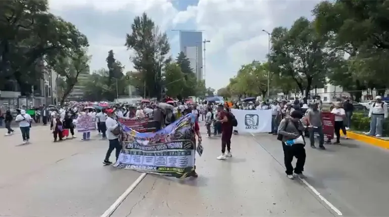 Trabajadores y jubilados del IMSS se manifiestan en CDMX, para exigir abasto de insumos y aumento salarial