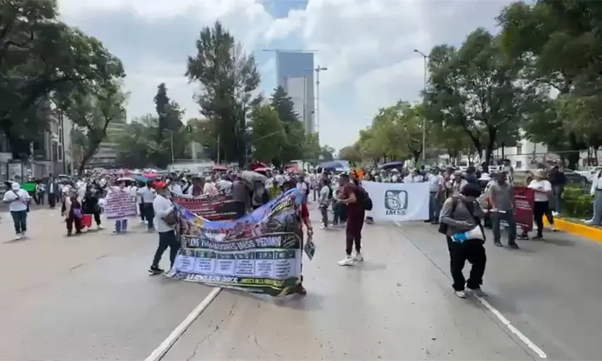 Trabajadores y jubilados del IMSS se manifiestan en CDMX, para exigir abasto de insumos y aumento salarial