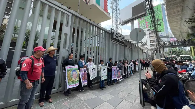 Padres de los 43 normalistas de Ayotzinapa arrancan protestas en CDMX a 12 a&ntilde;os de su desaparici&oacute;n