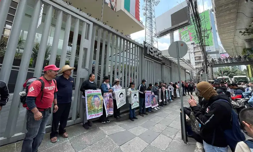 Padres de los 43 normalistas de Ayotzinapa arrancan protestas en CDMX a 12 años de su desaparición