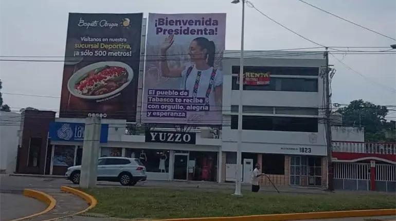 A horas de llegada de Sheinbaum, colocan lonas de bienvenida en Villahermosa