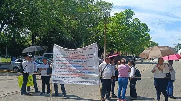 Trabajadores del Poder Judicial del Estado bloquean M&eacute;ndez para pedir nivelaci&oacute;n salarial