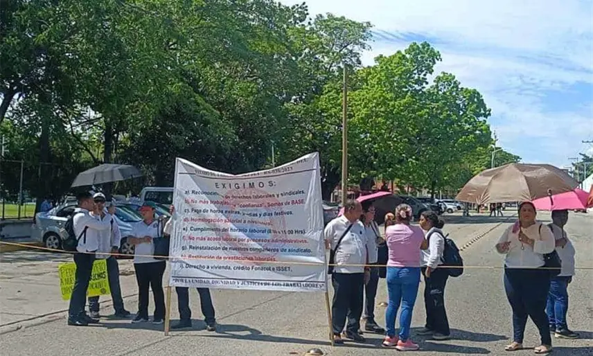 Trabajadores del Poder Judicial del Estado bloquean Méndez para pedir nivelación salarial
