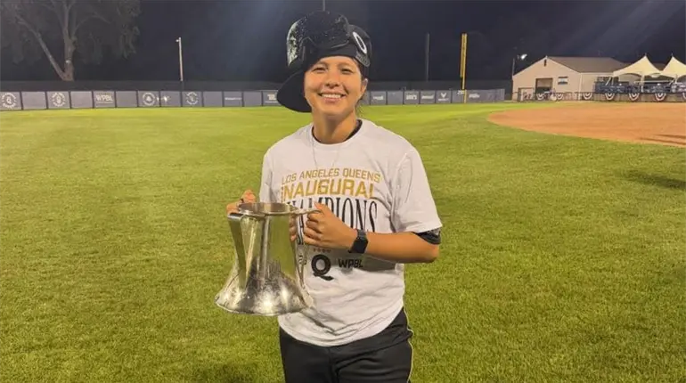 Samaria Ben&iacute;tez, jugadora de las Olmecas, se coron&oacute; campeona con Los &Aacute;ngeles Queens en la Womens Pro Baseball League